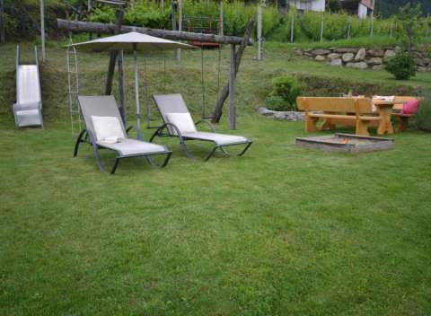 Spielplatz mit Schaukel, Rutsche und Sandkasten