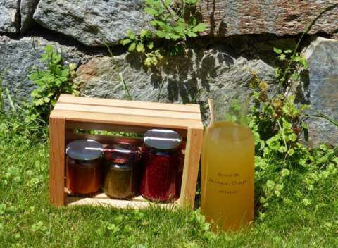 Cassa di legno con marmellate fatte in casa e succo di mela del Langeshof in Alto Adige