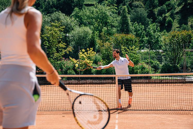 Coppia che gioca a tennis su campo in terra battuta a Merano – Campi da tennis a Merano, Lana e Marlengo, Alto Adige Coppia che gioca a tennis su campo in terra battuta a Merano – Campi da tennis a Merano, Lana e Marlengo, Alto Adige