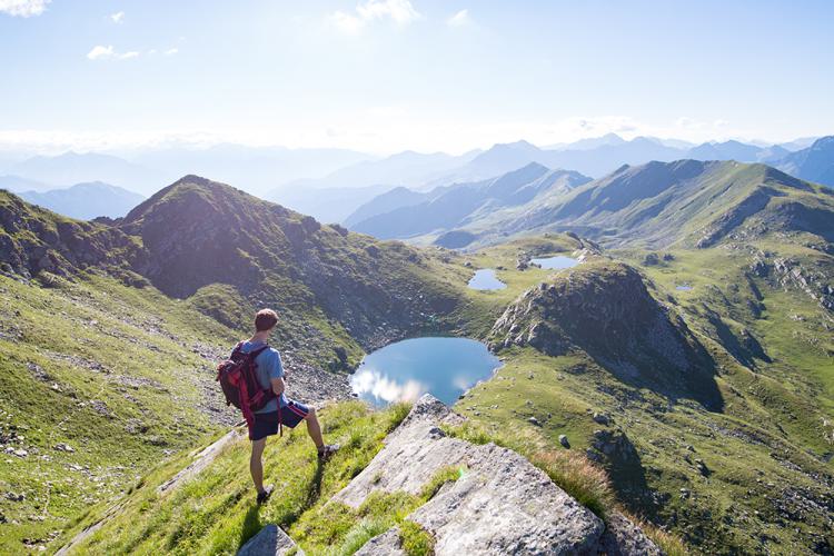 Escursionista con vista sui laghi alpini in Val Passiria – Escursioni e trekking vicino a Scena, Alto Adige Escursionista con vista sui laghi alpini in Val Passiria – Escursioni e trekking vicino a Scena, Alto Adige