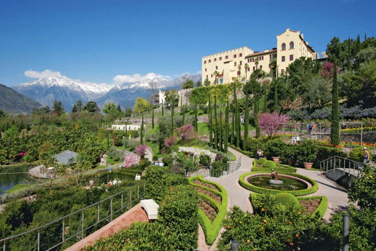 Castel Trauttmansdorff con i suoi giardini fioriti e le Alpi innevate – Escursione a Merano, Alto Adige Castel Trauttmansdorff con i suoi giardini fioriti e le Alpi innevate – Escursione a Merano, Alto Adige