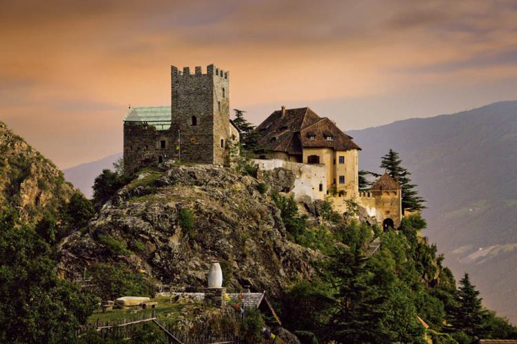 Castel Juval su sperone roccioso in Val Venosta al tramonto – Escursione vicino a Scena, Alto Adige Castel Juval su sperone roccioso in Val Venosta al tramonto – Escursione vicino a Scena, Alto Adige