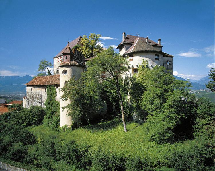 Castello di Scena immerso nel verde con panorama montano – Simbolo e meta escursionistica a Scena, Alto Adige Castello di Scena immerso nel verde con panorama montano – Simbolo e meta escursionistica a Scena, Alto Adige