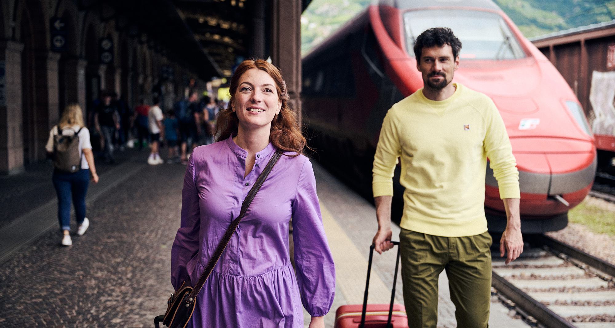 Pärchen mit Koffer am Bahnhof Bozen – Anreise mit dem Zug in Bozen